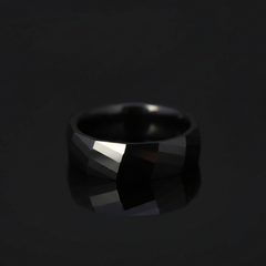 Black ring on a reflective black surface with 'DIE TREZA' branding.