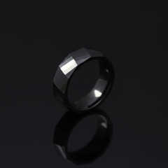 Black ring with geometric design on a black background, featuring the brand 'DIE TREZA'.