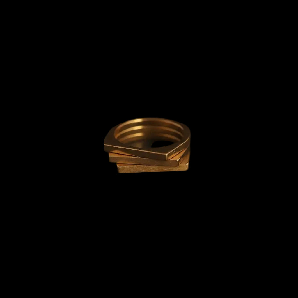 Gold ring on a black background with 'DIE TREZA' branding.