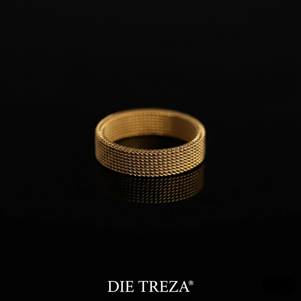 Gold ring with textured pattern on a black background, featuring the brand 'DIE TREZA'.