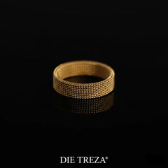 Gold ring with textured pattern on a black background, featuring the brand 'DIE TREZA'.