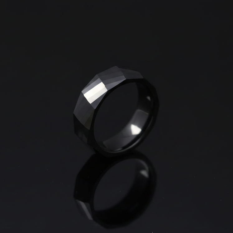 Black ring with geometric design on a black background, featuring the brand 'DIE TREZA'.