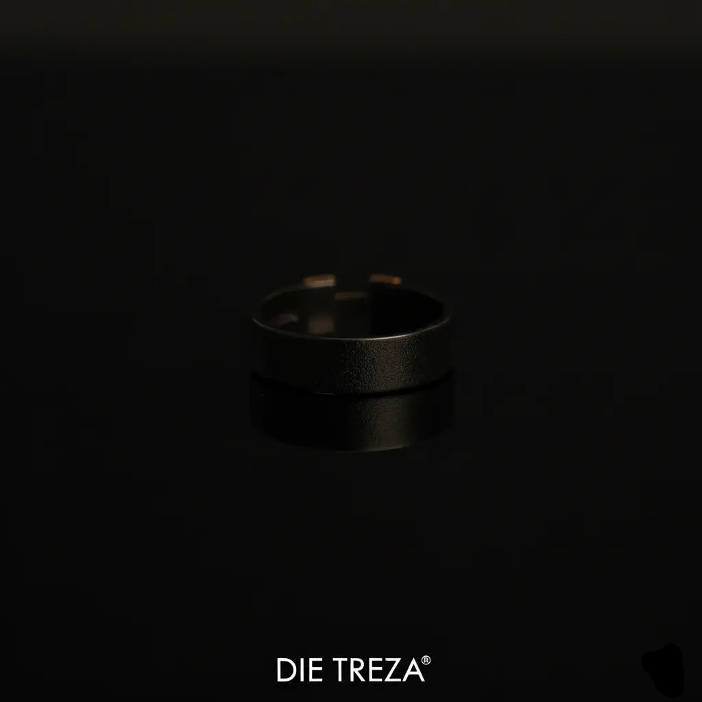 Black ring on a dark background with 'DIE TREZA' branding.