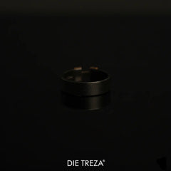 Black ring on a dark background with 'DIE TREZA' branding.