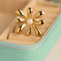 Luxe Daisy Pearl Ring