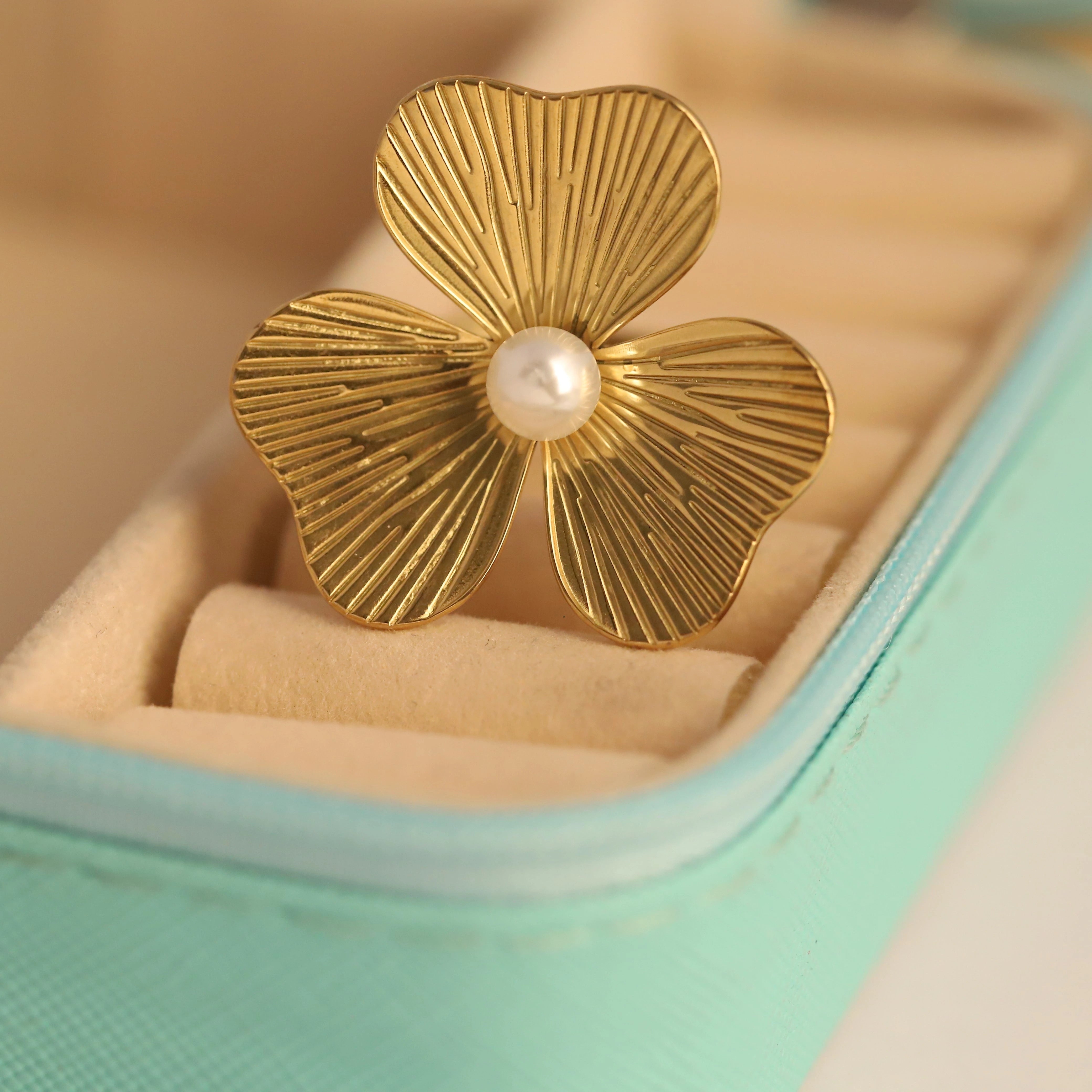 Golden Clover Pearl Ring
